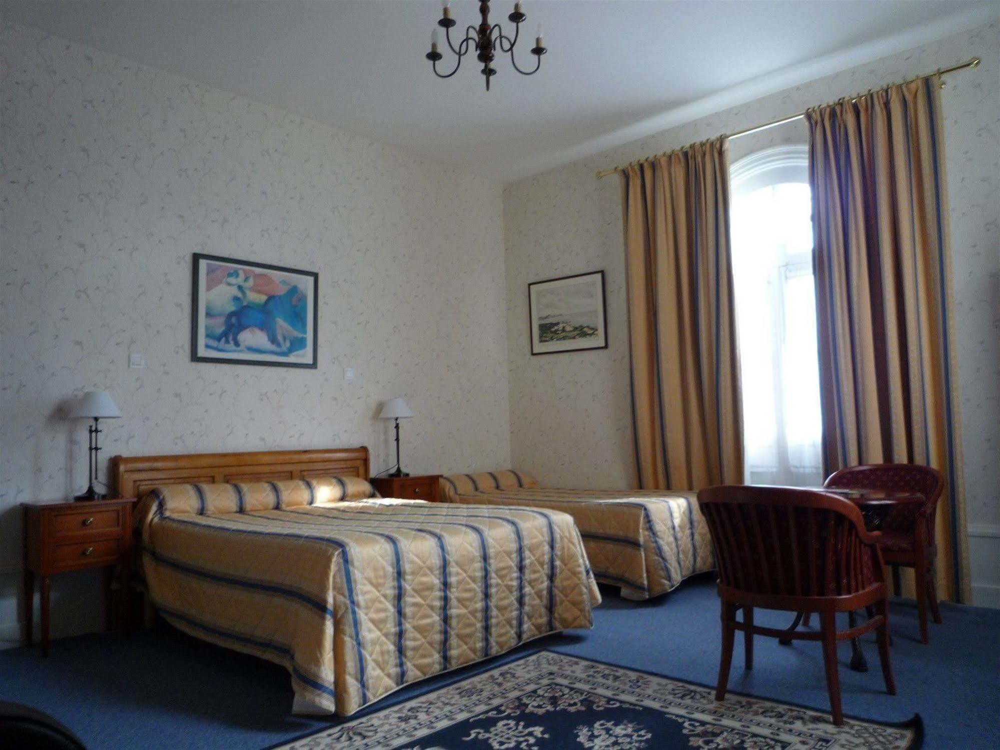 Hotel Le Plantagenet Chinon Buitenkant foto