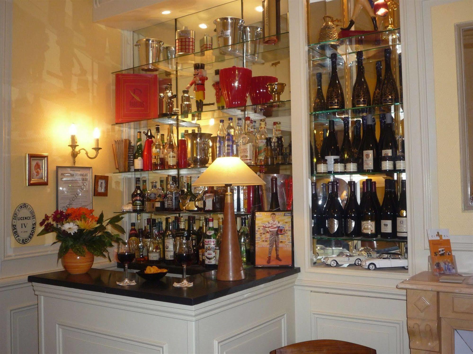Hotel Le Plantagenet Chinon Buitenkant foto